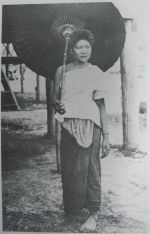 แม่หญิงมณฑลอุดร กางคันยู (ร่ม) ในอดีต ราว ๆ ปี พ.ศ.2460.jpg